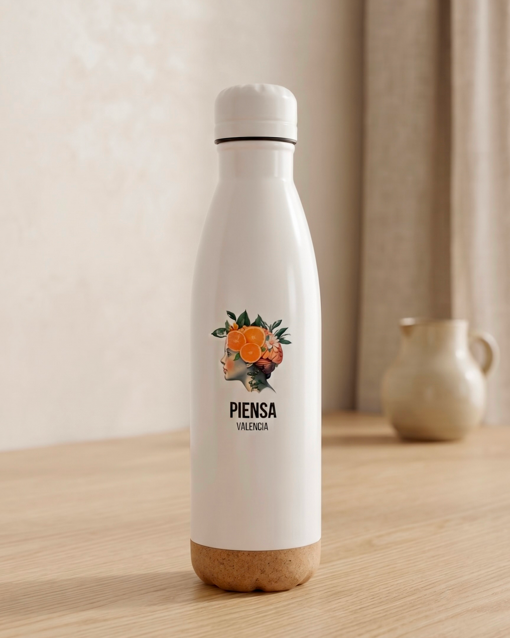 Botella termo Piensa Valencia Terreta – vista en entorno natural sobre madera