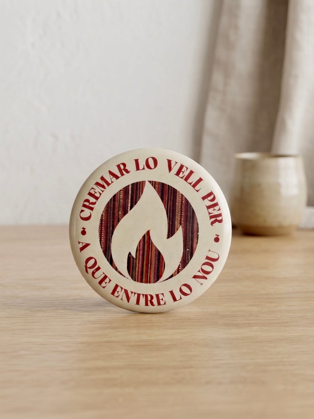 Chapa Cremar lo Vell Terreta – vista en entorno natural sobre madera