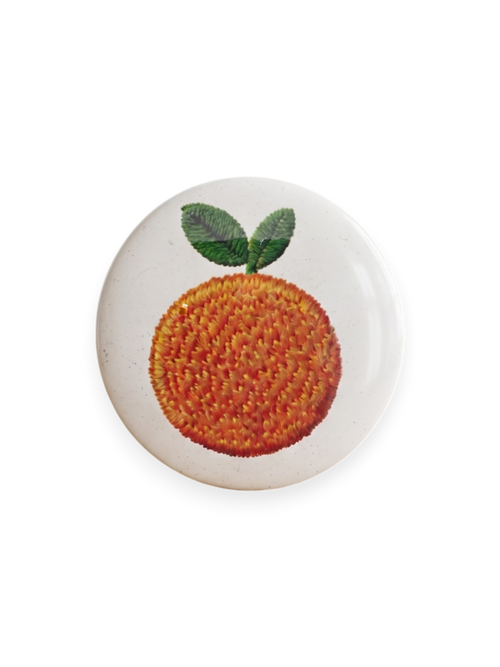 Chapa Mandarina Terreta – ilustración naranjita efecto bordado fondo blanco