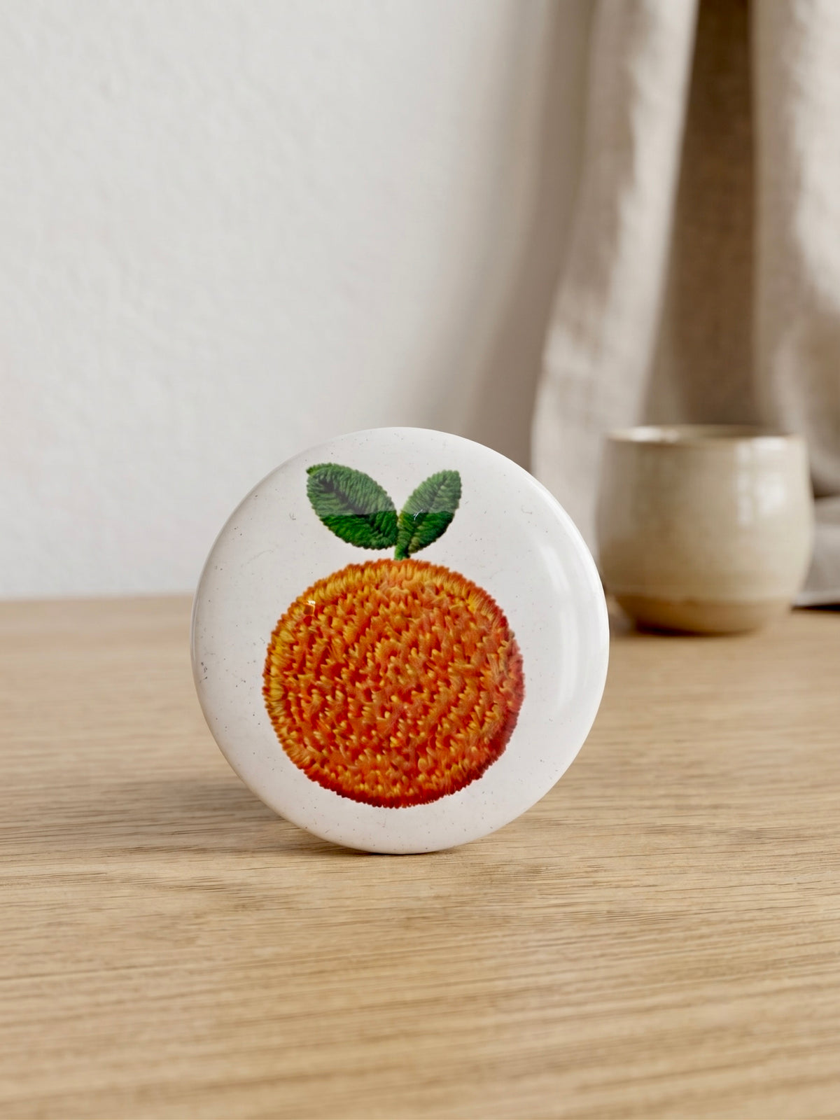 Chapa Mandarina Terreta – vista en entorno natural sobre madera