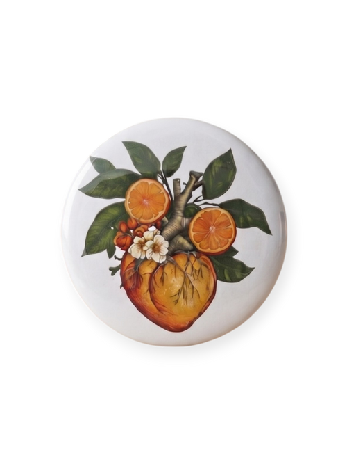 Chapa Siente Valencia Terreta – corazón anatómico con naranjas y flor de azahar fondo blanco