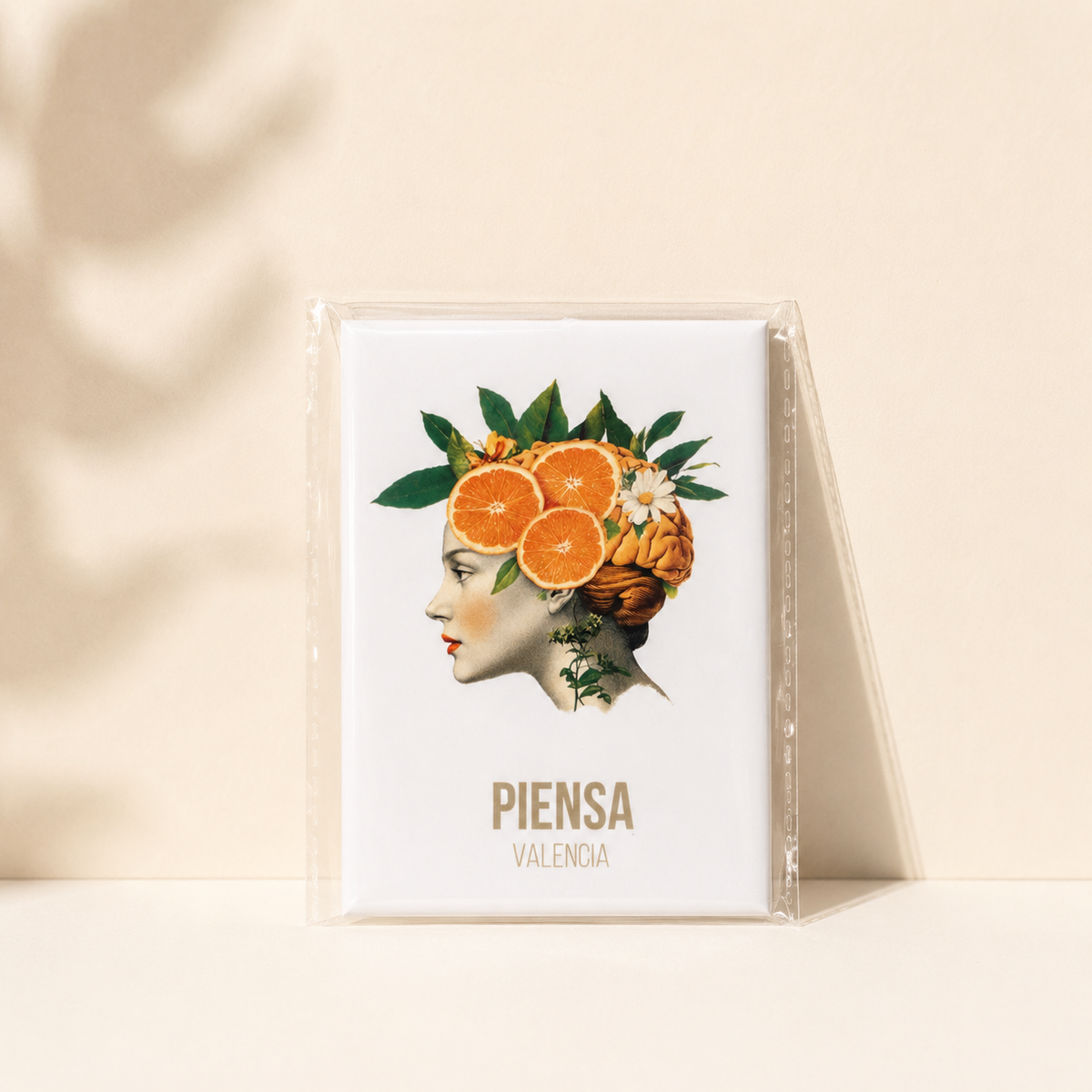 Imán Piensa Valencia Terreta – ilustración collage vintage mujer con naranjas fondo crema