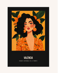 Poster València – Ilustración de mujer con cabello rizado, pendientes de naranja y naranjos sobre fondo dorado, diseño valenciano Terreta