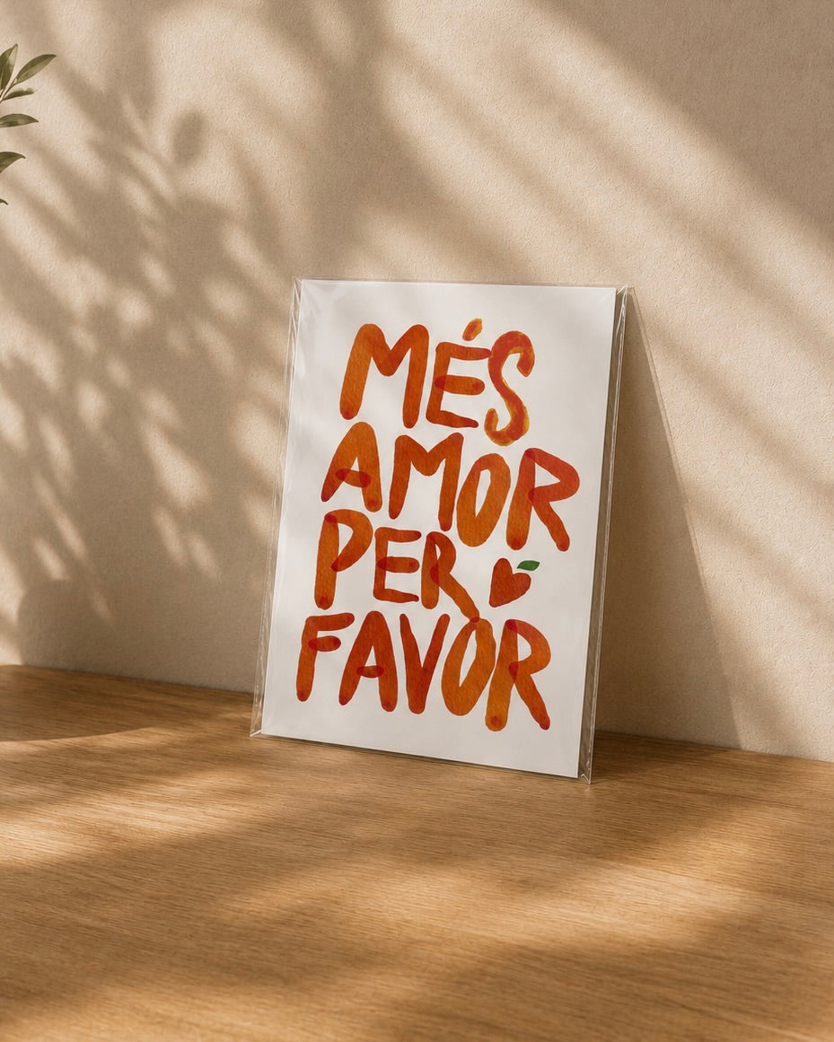 Poster Més Amor Per Favor – Lámina decorativa con tipografía artesanal en terracota y naranja sobre fondo blanco