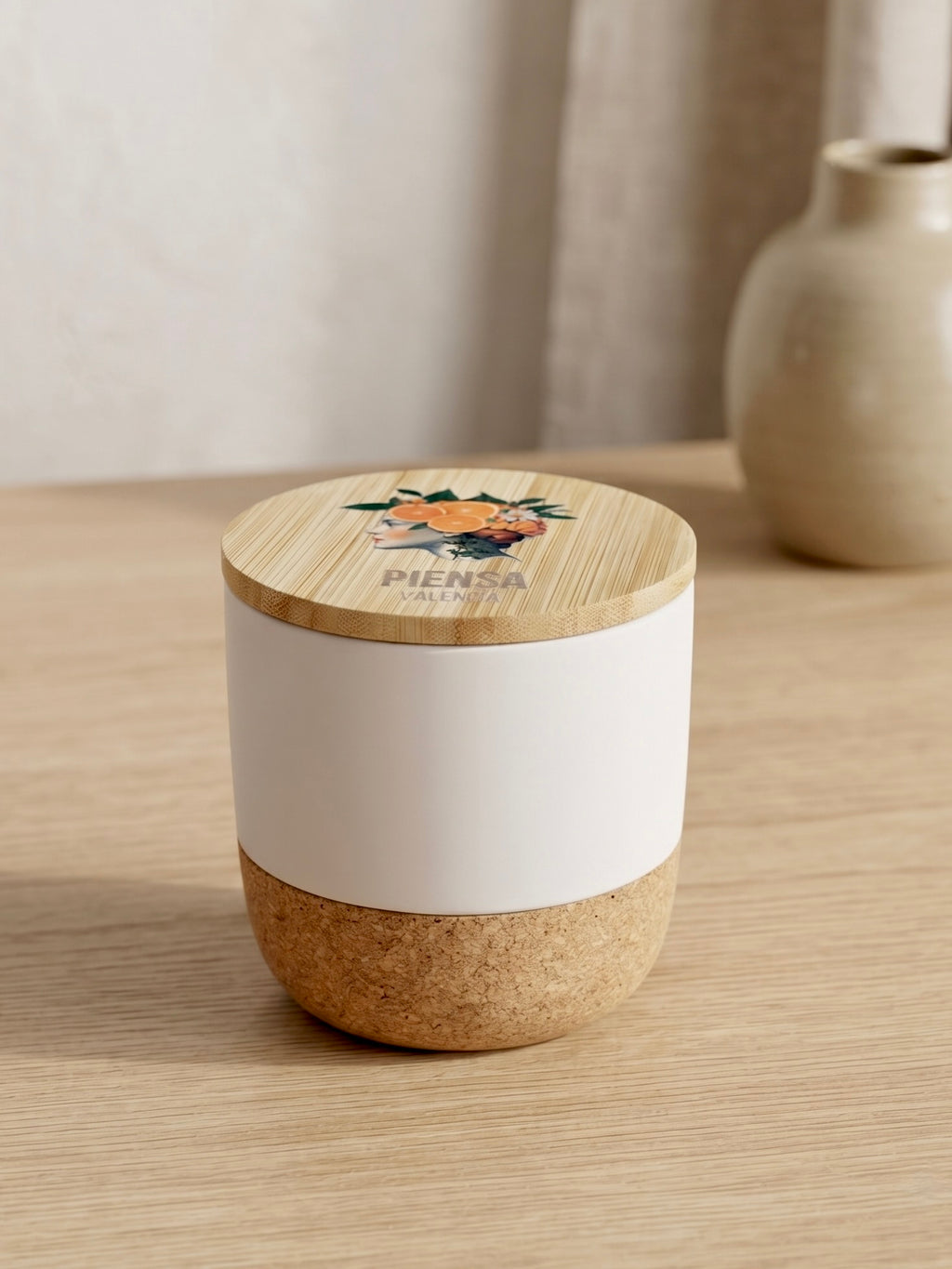 Vela Piensa Bote Terreta en entorno natural sobre madera con tapa de bambú cerrada